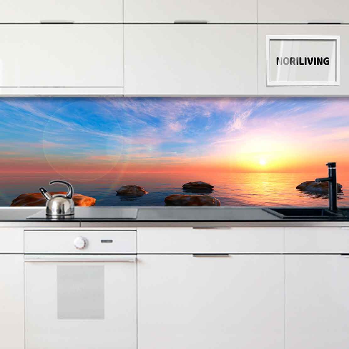 in der Küche eingebaute Küchenrückwand mit Motiv Steine im Wasser am Meer bei Sonnenuntergang 121