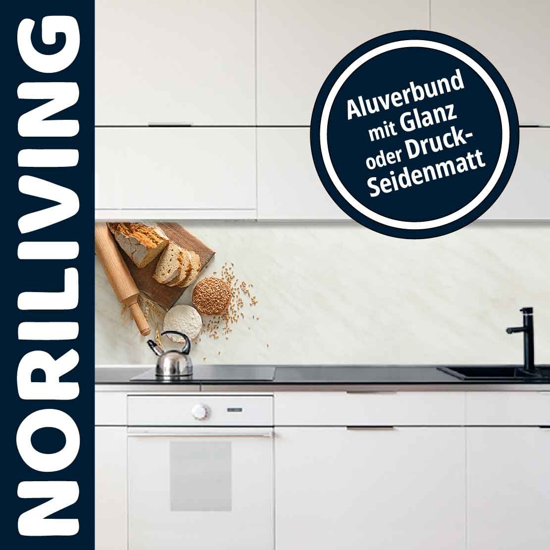 Küche mit heller Aluverbund-Rückwand, Brotschneidebrett und Teigrolle, NORILIVING-Logo