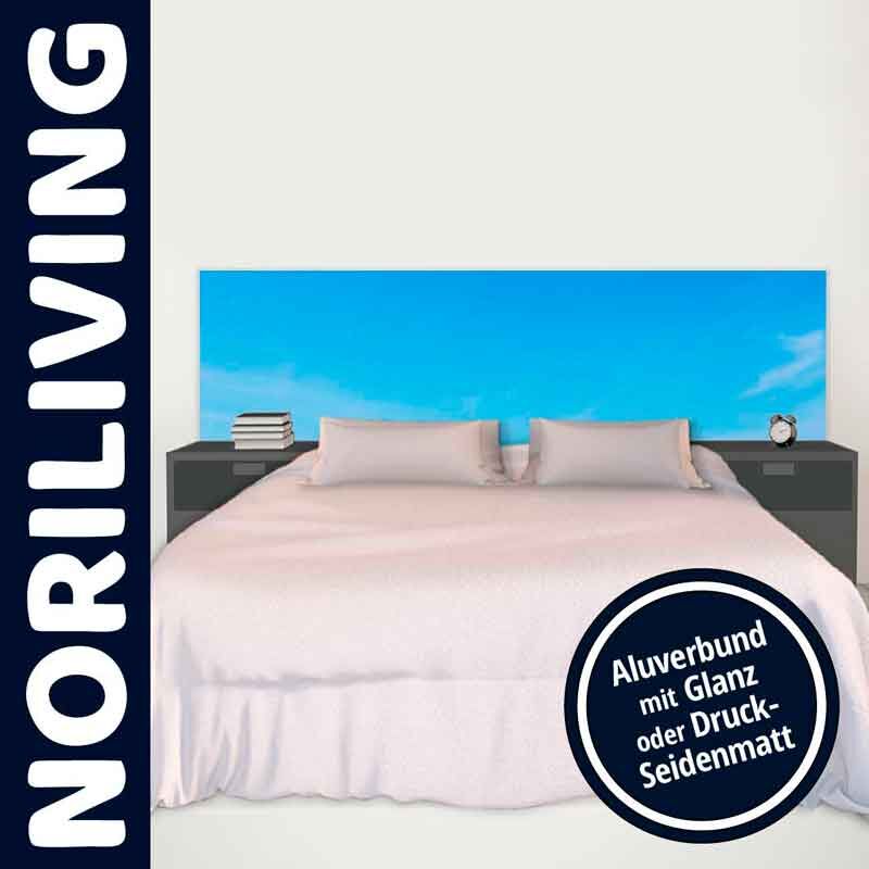 Elegantes Bett mit blauem Aluverbund-Kopfteil und Nachttischen von NORILIVING