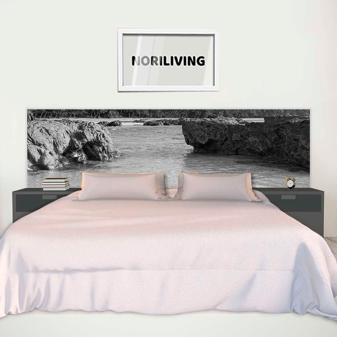 im Schlafzimmer eingebaute Bettrückwand mit Motiv Praia Coco 111 schwarz-weiß