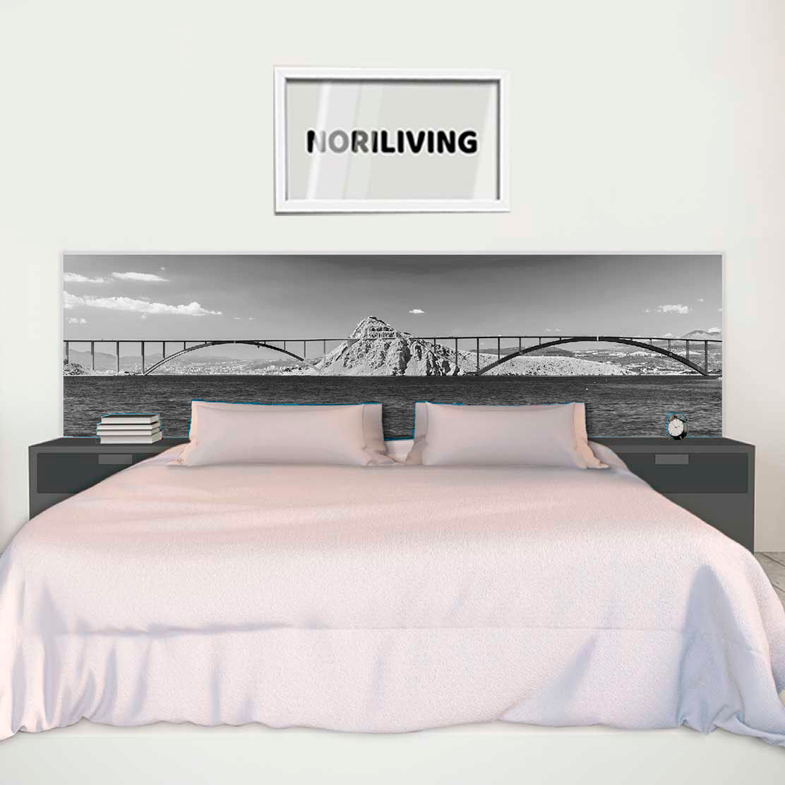 im Schlafzimmer eingebaute Bettrückwand mit Motiv Blick auf die Krk-Brücke Kroatien 313 schwarz-weiß
