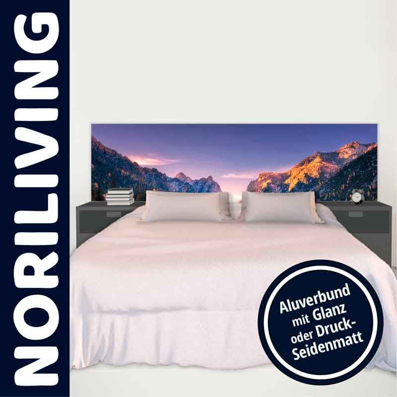 Modernes Schlafzimmer mit einem Bett und einem Kopfteil mit Bergpanorama. Aluverbund in Glanz- oder Druck-Seidenmatt erhältlich.