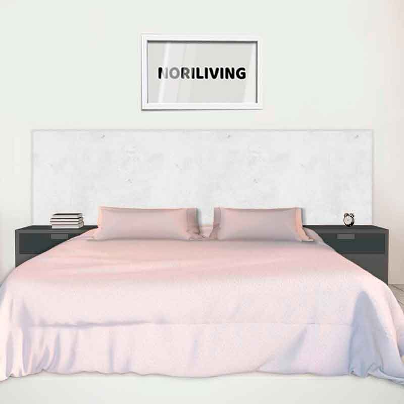 Modern eingerichtetes Schlafzimmer mit großem Doppelbett, zwei Nachttischen und einem Wandbild mit dem Schriftzug 'NORILIVING'