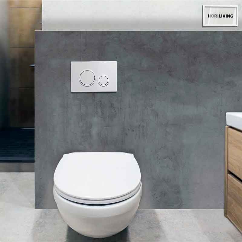 Wandhängende Toilette und Spülkasten im Badezimmer mit grauem Fliesenhintergrund