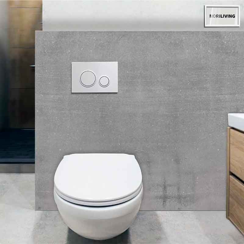 Ein modernes wandhängendes WC mit einer zweifachen Spültaste vor einer grauen Wand in einem stilvoll eingerichteten Badezimmer.