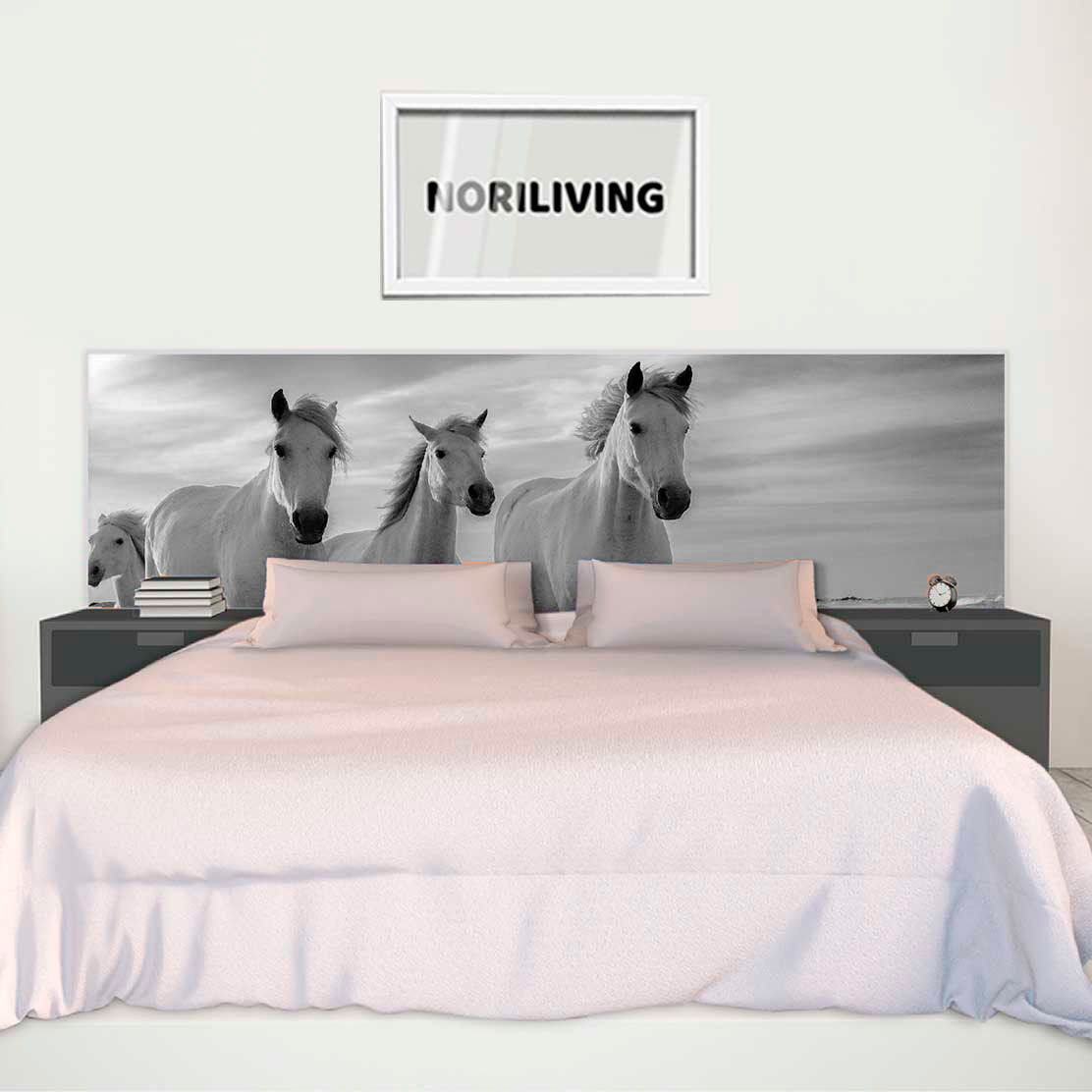 im Schlafzimmer eingebaute Bettrückwand mit Motiv Pferde am Meer 277 schwarz-weiß