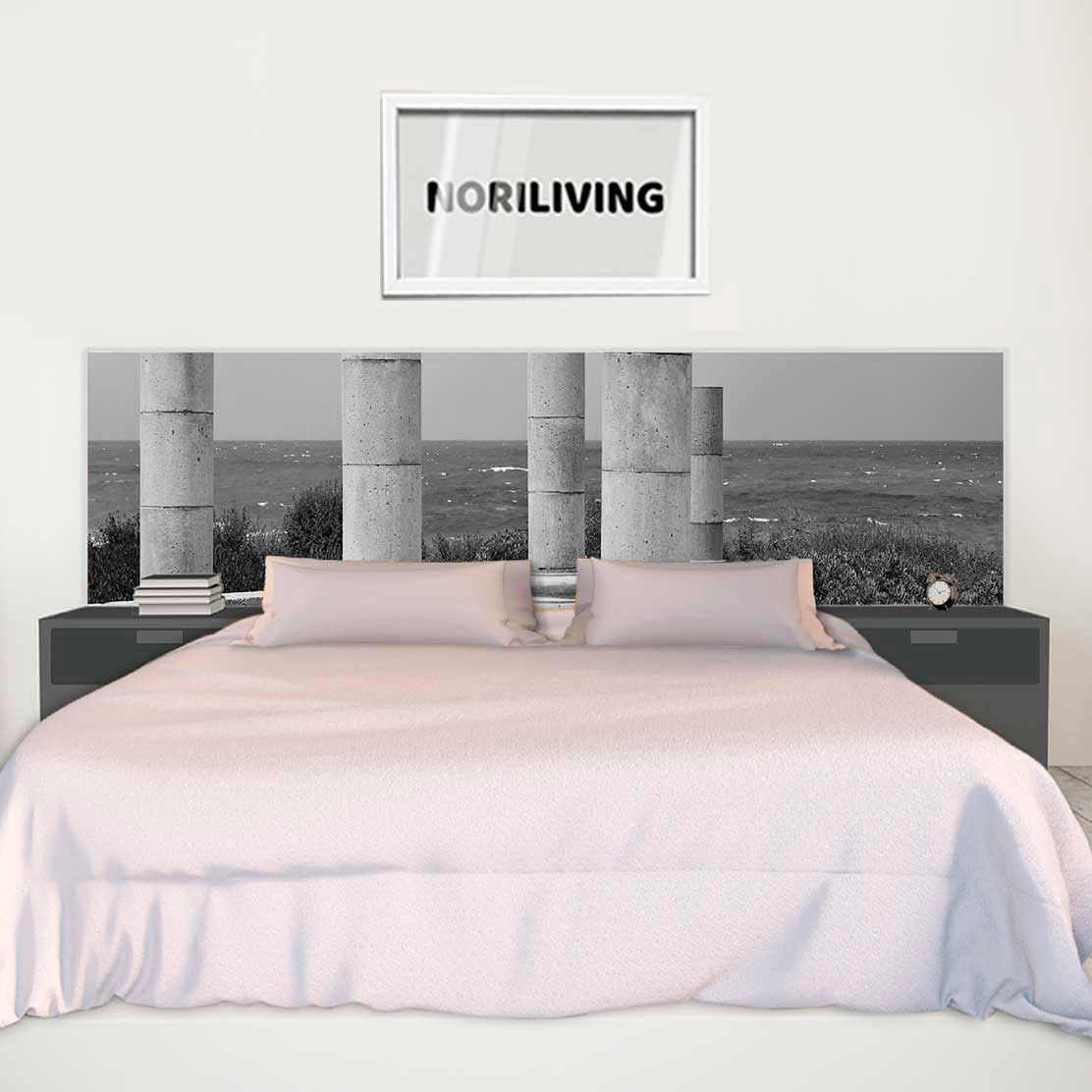im Schlafzimmer eingebaute Bettrückwand mit Motiv Steinsäulen in Caesaria 055 schwarz-weiß