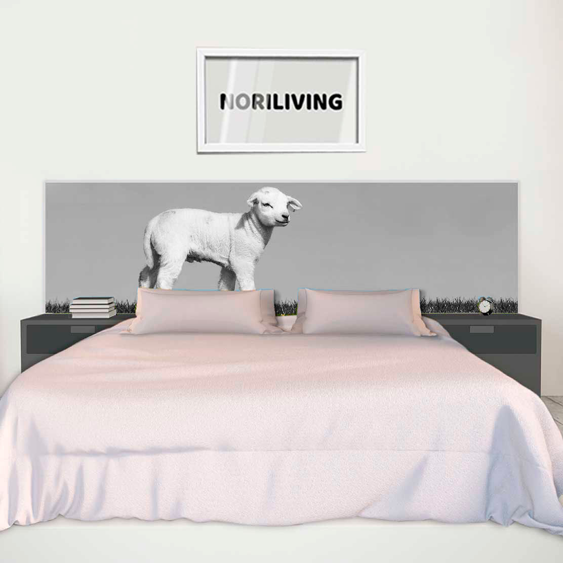 im Schlafzimmer eingebaute Bettrückwand mit Motiv junges Lamm auf der Wiese 060 schwarz-weiß