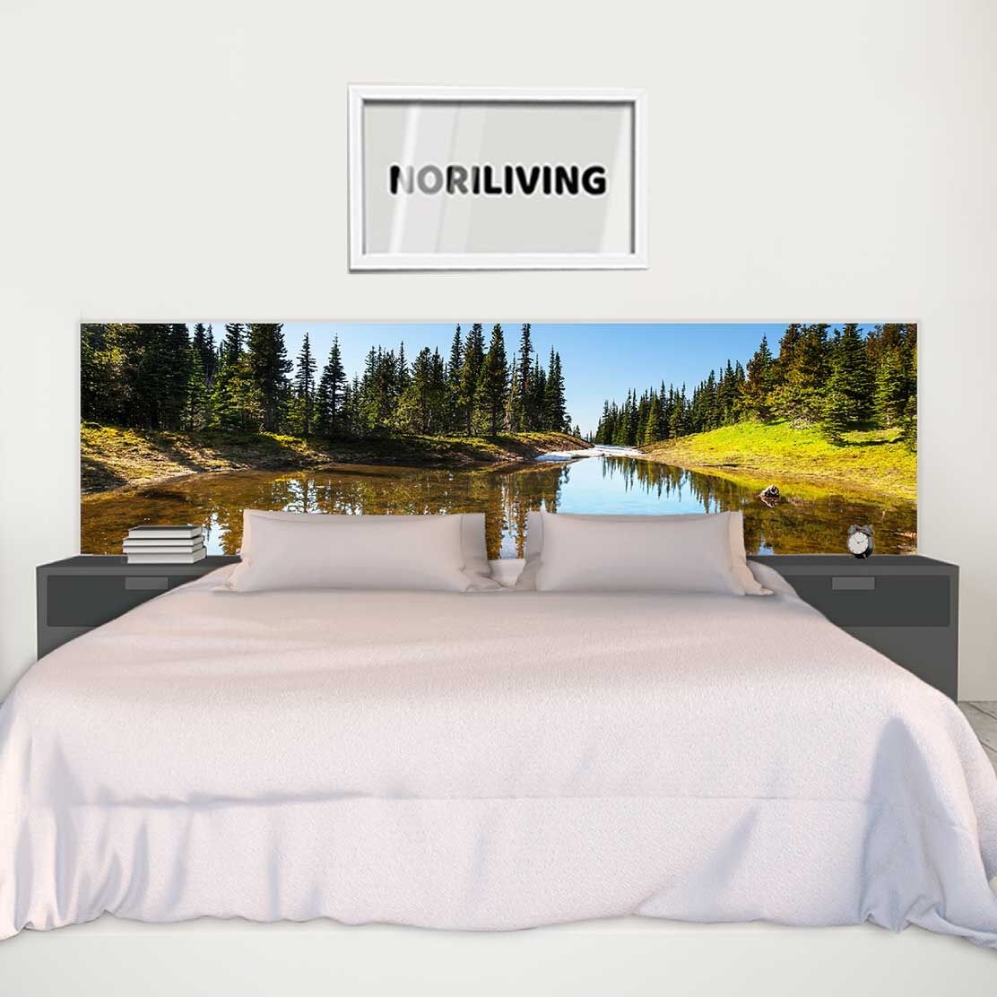im Schlafzimmer eingebaute Bettrückwand mit Motiv Fluss im Wald 626