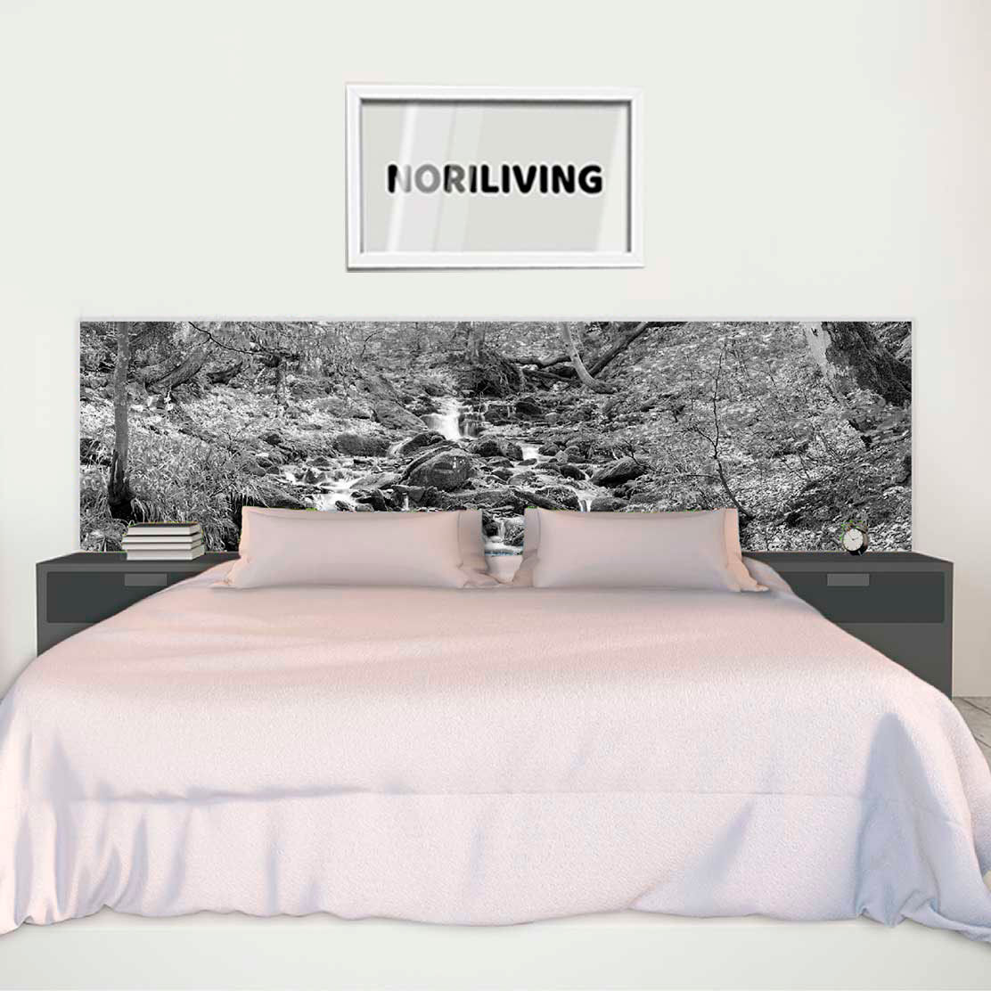 im Schlafzimmer eingebaute Bettrückwand mit Motiv Kleiner Bach im Wald 807 schwarz-weiß