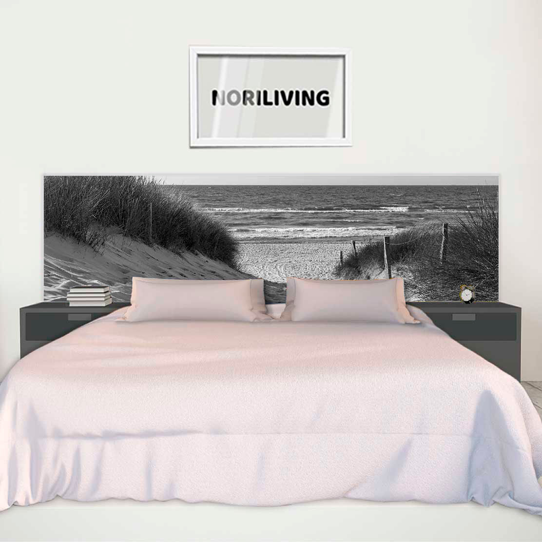 im Schlafzimmer eingebaute Bettrückwand mit Motiv Weg durch die Dünen 506 schwarz-weiß