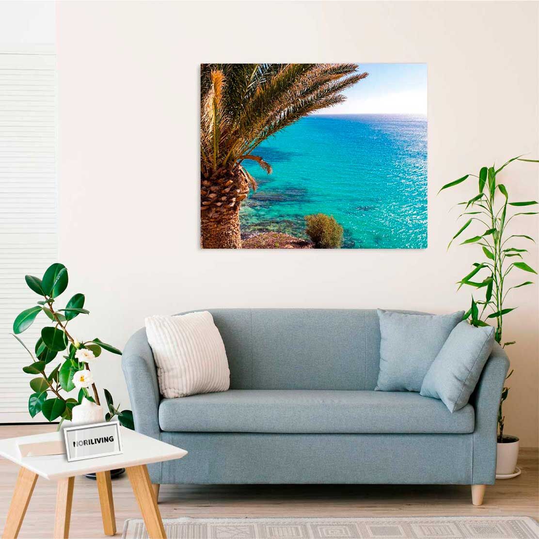 Wandbild über dem Sofa mit Motiv Palme am Meer 101