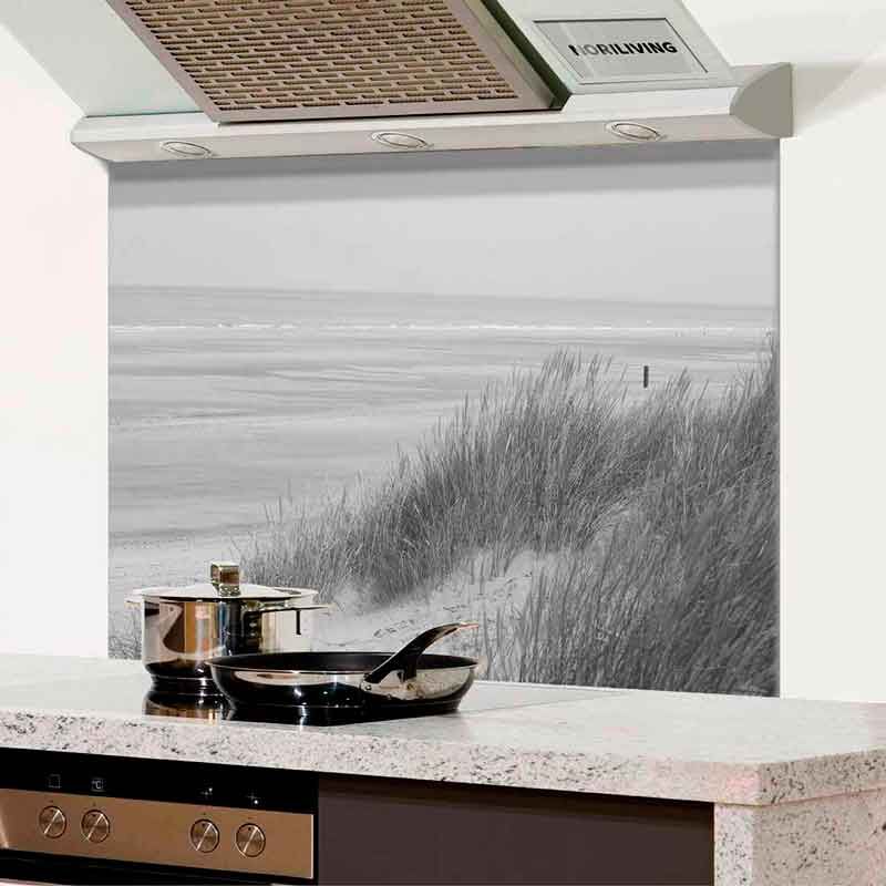 Küchenrückwand mit Strandlandschaft und moderner Küche