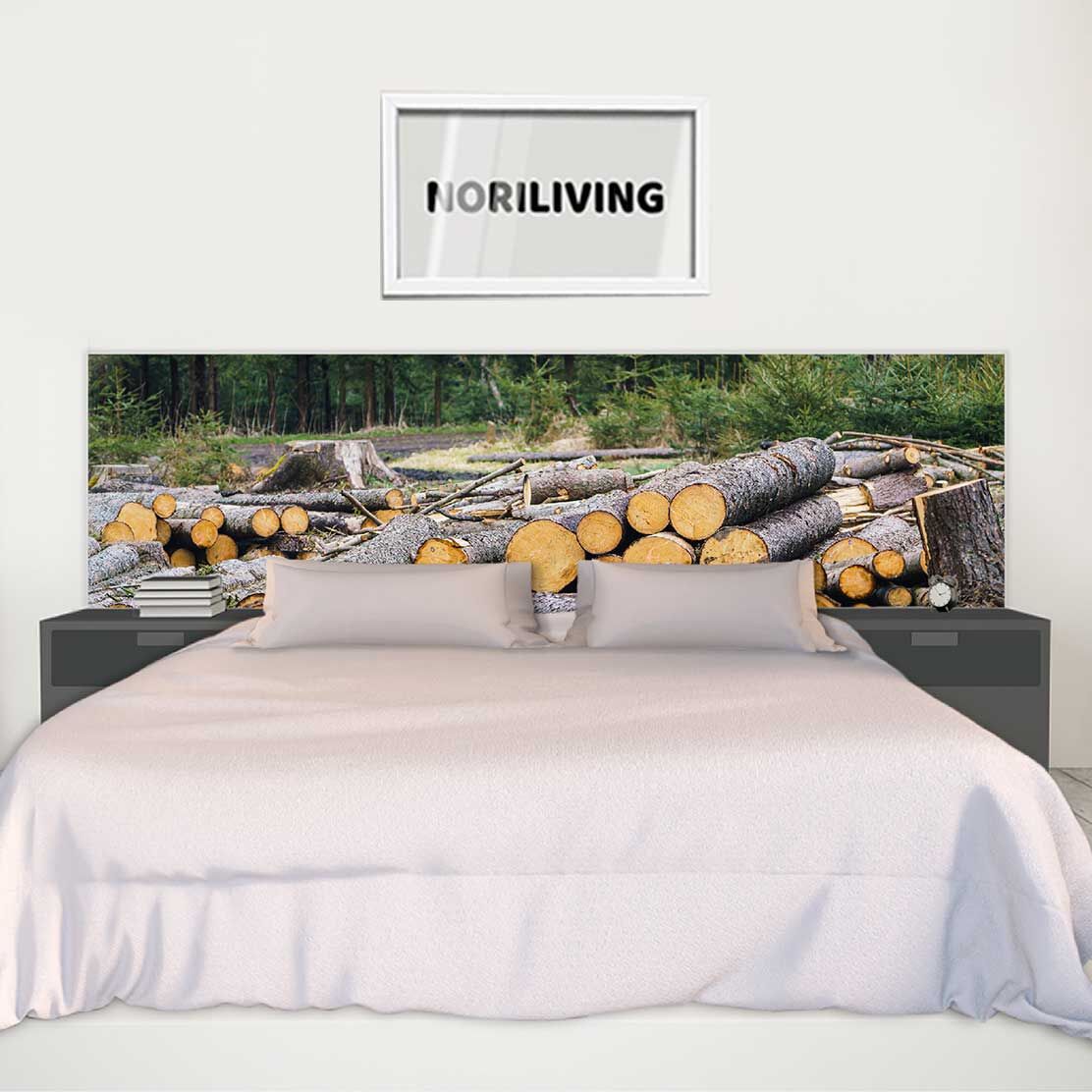 im Schlafzimmer eingebaute Bettrückwand mit Motiv gefällte Holzstämme im Wald 592