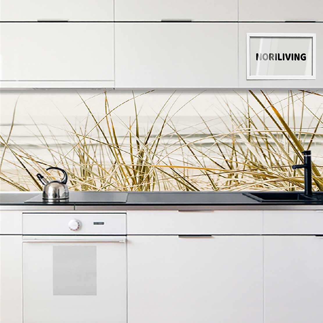 Weiße Küchenzeile mit Gras-Fototapete als Rückwand und schwarzer Arbeitsfläche
