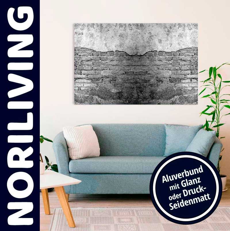 Wohnzimmer mit moderner Dekoration, einschließlich eines Aluverbund-Wandbildes über einem blauen Sofa, Pflanzen und einem Beistelltisch