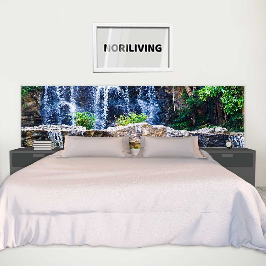 Großes weißes Bett mit einem Kopfteil, das einen Wasserfall zeigt, und einem Bilderrahmen an der Wand
