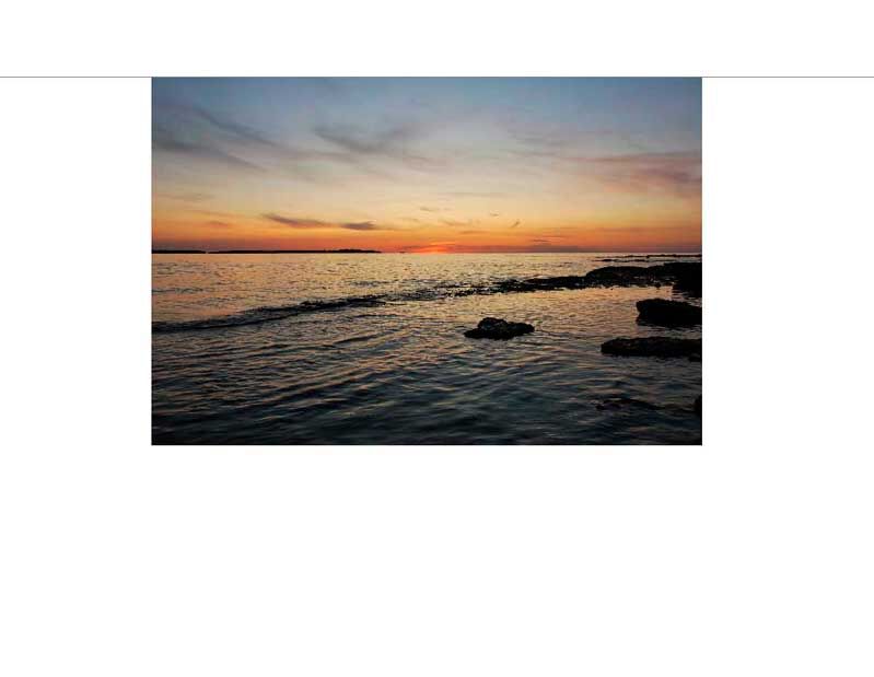 Sonnenuntergang am Meer mit sanften Wellen und buntem Himmel