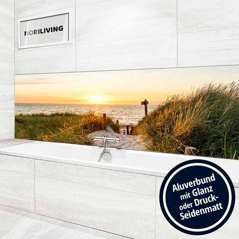 Badezimmer mit Aluverbund-Wandverkleidung, die einen Strandweg und Sonnenuntergang zeigt