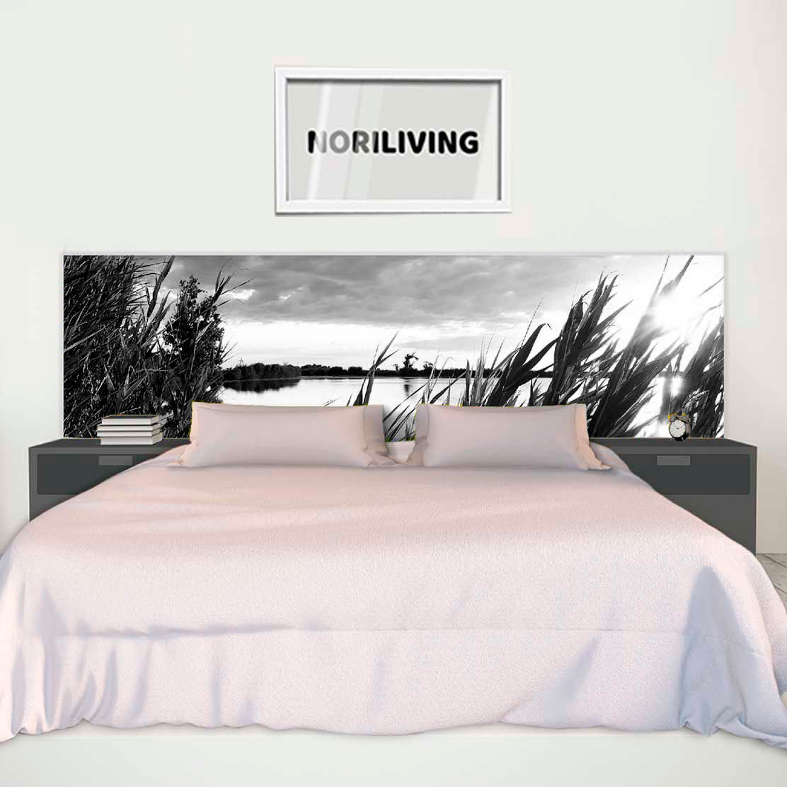 im Schlafzimmer eingebaute Bettrückwand mit Motiv Sonnenaufgang am bewachsenen See 701 schwarz-weiß