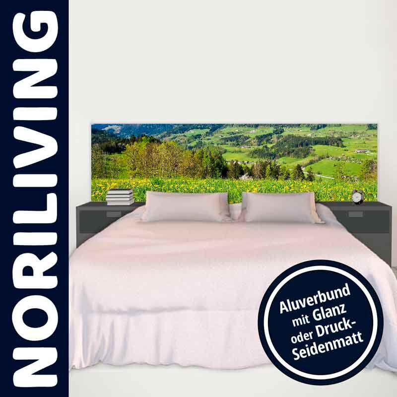 Schlafzimmer mit einem Bett ausgestattet mit Landschaftsbild am Kopfteil, Noriliving Design