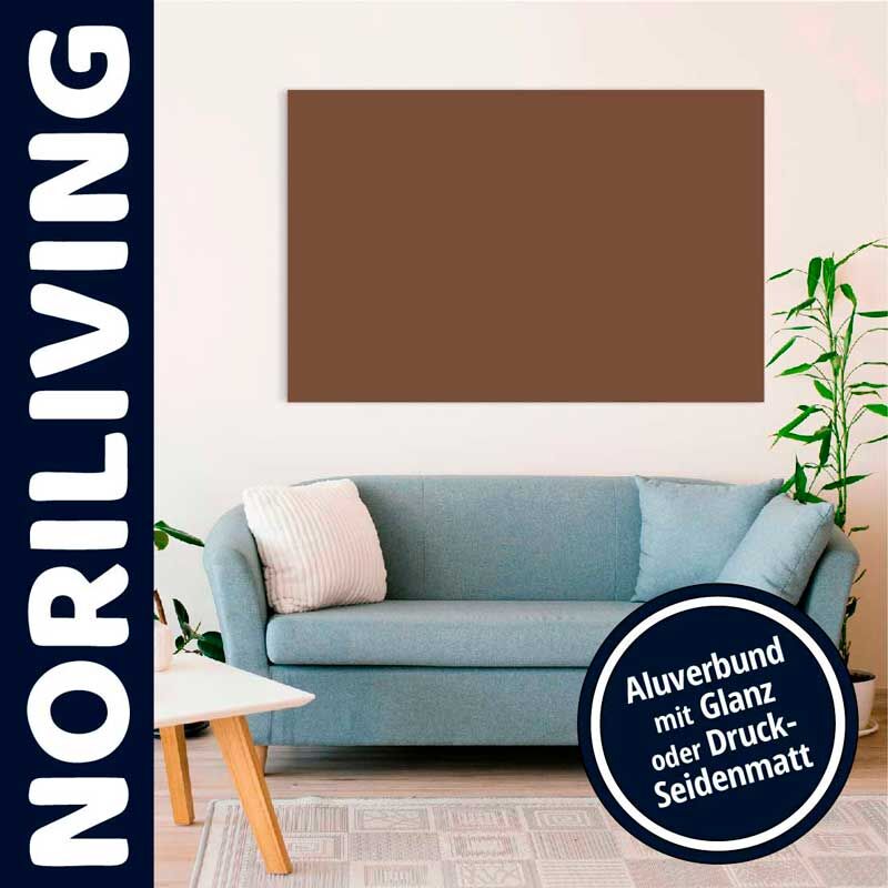 Elegantes Wohnzimmer mit blauer Couch, Pflanzen und einem braunen Alubild an der Wand, perfekt für stilvolle Dekoration.