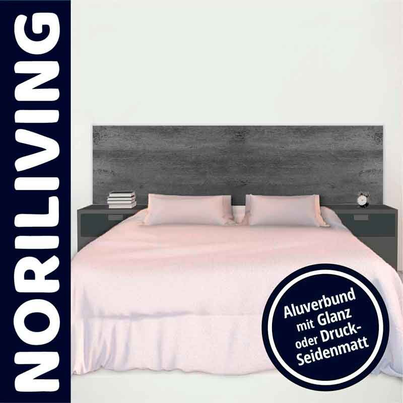 Schlafzimmeransicht mit grauem Kopfteil, weißen Bettwaren und Nachttischen, Design von Noriliving