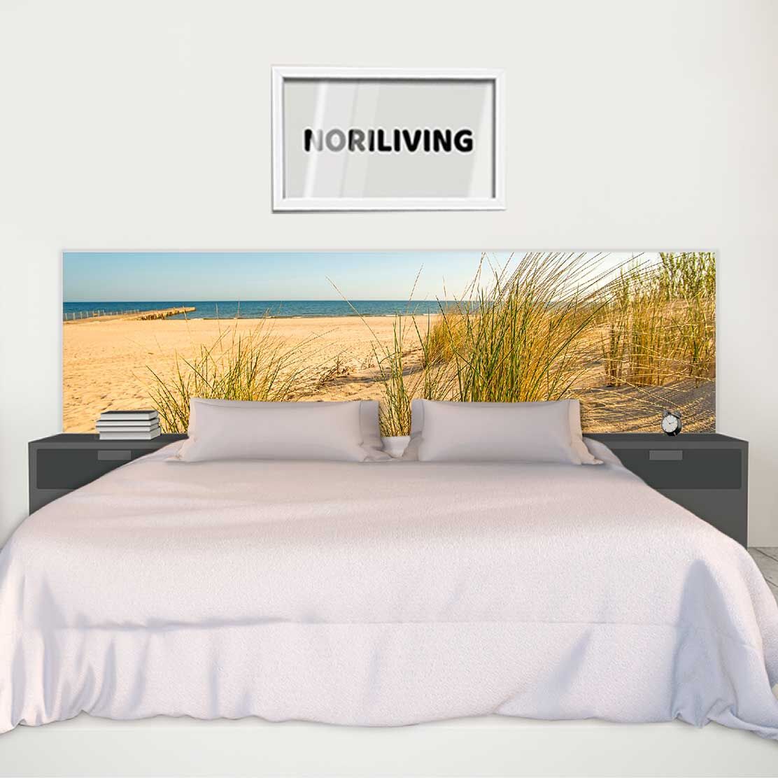 im Schlafzimmer eingebaute Bettrückwand mit Motiv Dünen Gras Strand 371