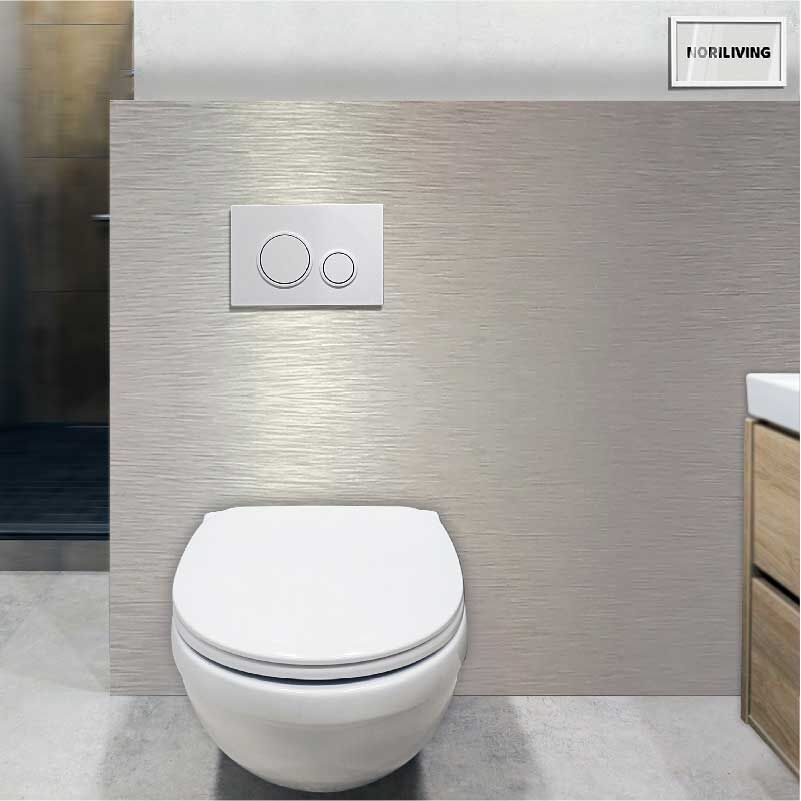 Moderne Wandtoilette mit Spülsystem Elegante Wandtoilette mit integriertem Spülsystem in einem modernen Badezimmer