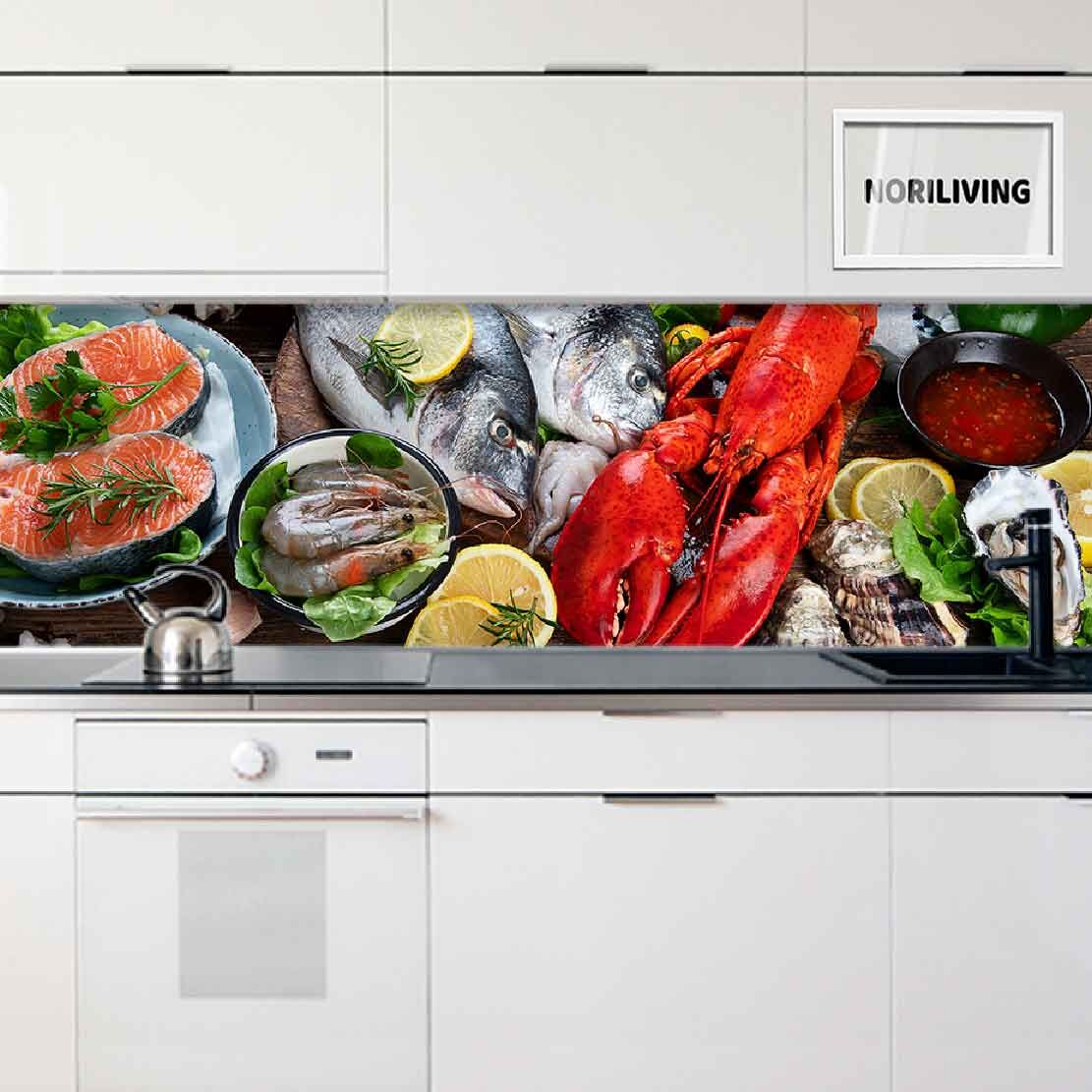Küchenrückwand mit frischen Meeresfrüchten: Fisch, Garnelen, Hummer, Muscheln und Zitronen auf einer Arbeitsplatte