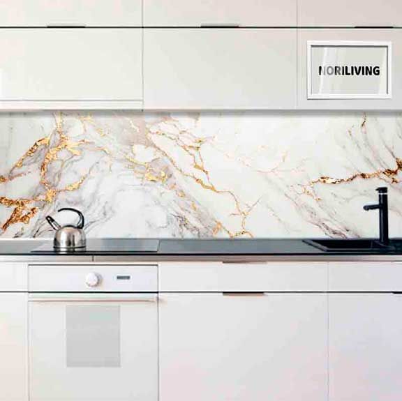 Küche mit weißem Schrank und Marmor-Rückwand mit goldenen Details