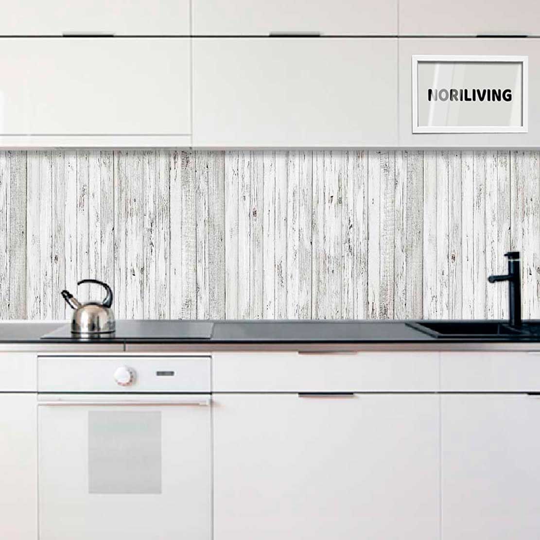 Weiße Küche mit rustikaler Holzrückwand und schwarzen Arbeitsflächen