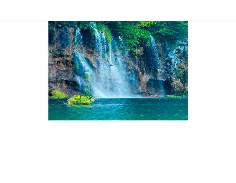 Szene eines natürlichen Wasserfalls, der über steile Felsen in einen klaren, türkisfarbenen See stürzt, umgeben von üppigem Grün.