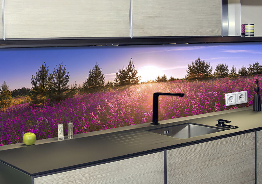 Dekorative Küchenrückwand zeigt eine malerische Blumenwiese bei Sonnenuntergang, eingebaut über einer modernen Spüle.