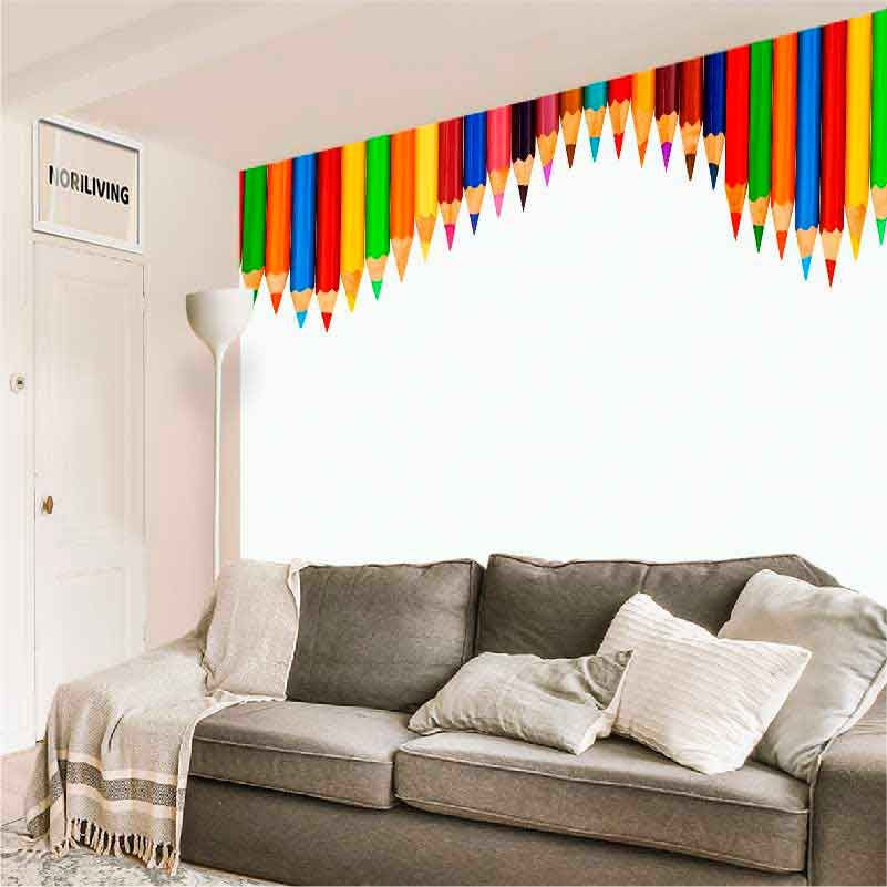 Graues Sofa in modernem Wohnzimmer, dekoriert mit bunter Bleistift-Wandtapete und hellen Kissen