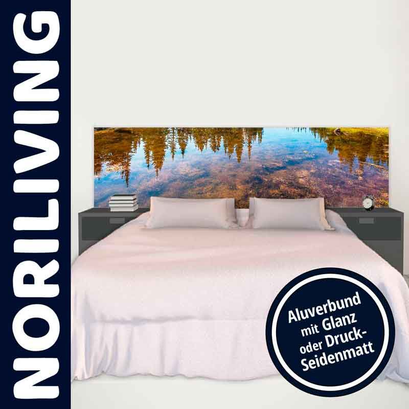 Modernes Bett mit Kopfteil aus Aluverbund, das eine Spiegelung von Bäumen in einem See zeigt, erhältlich in Glanz oder Seidenmatt.