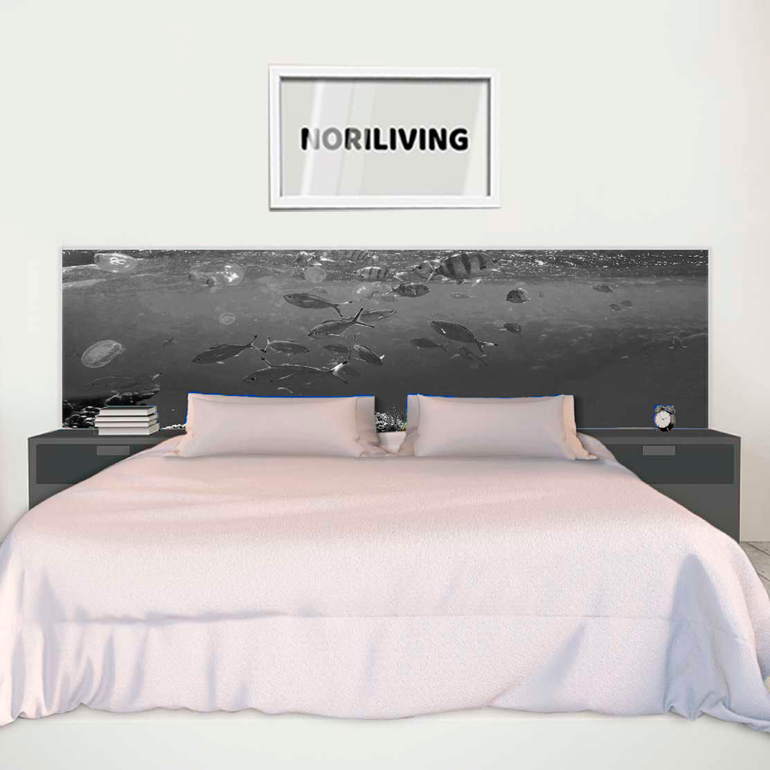 im Schlafzimmer eingebaute Bettrückwand mit Motiv Fische im Meer 457 schwarz-weiß