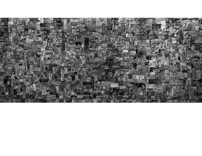 Detailaufnahme einer grauen Mosaikwand aus zahlreichen rechteckigen Steinen unterschiedlicher Schattierungen, die ein komplexes geometrisches Muster bilden