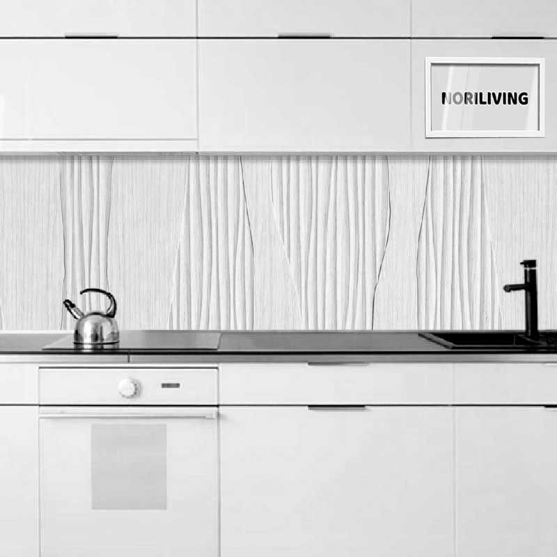 Minimalistische weiße Küche mit Wellenmuster an der Wand, schwarzer Wasserhahn und Teekanne auf Arbeitsplatte