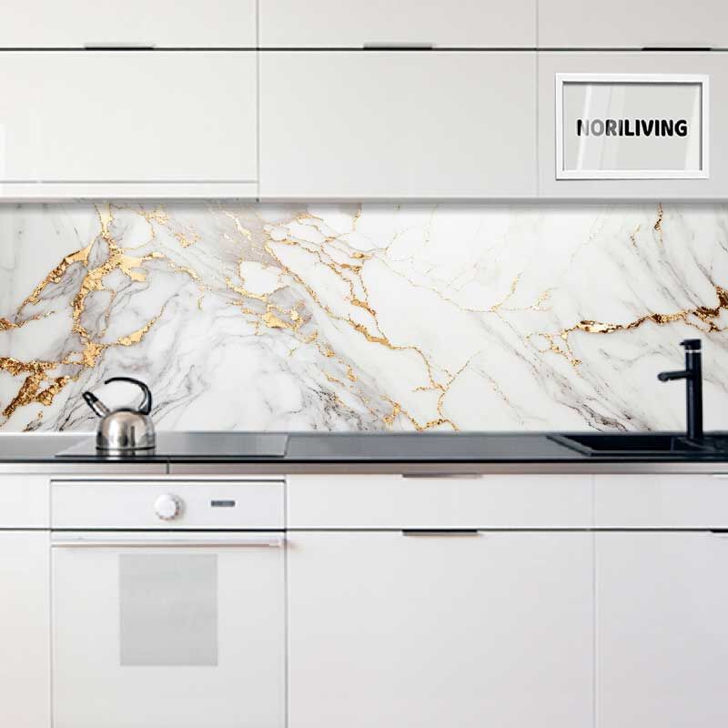 Helle Küche mit weißem Schrank, Wasserkocher und Marmor-Rückwand mit goldenen Adern