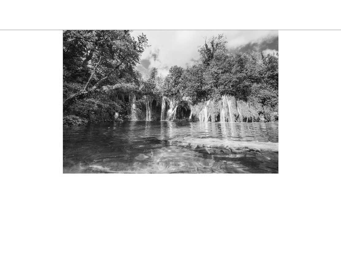 Ansicht des Duschrückwand-Motivs Wasserfall im Nationalpark Plitvice Kroatien 621 schwarz-weiß