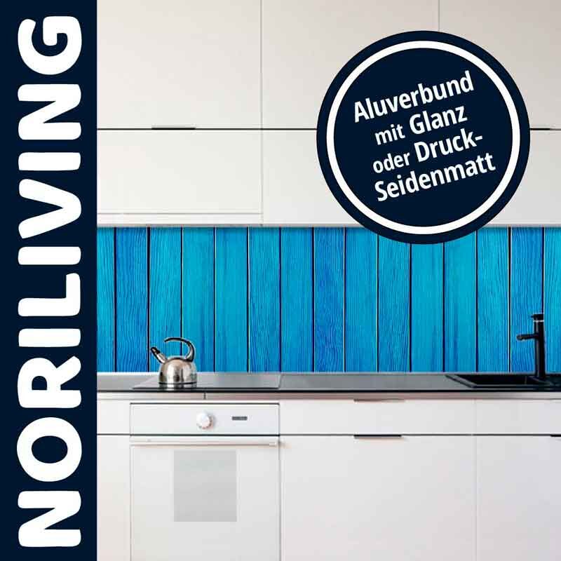 Weißer Küchenschrank mit blauer Aluverbund-Rückwand, Glanz oder Druck-Seidenmatt wählbar