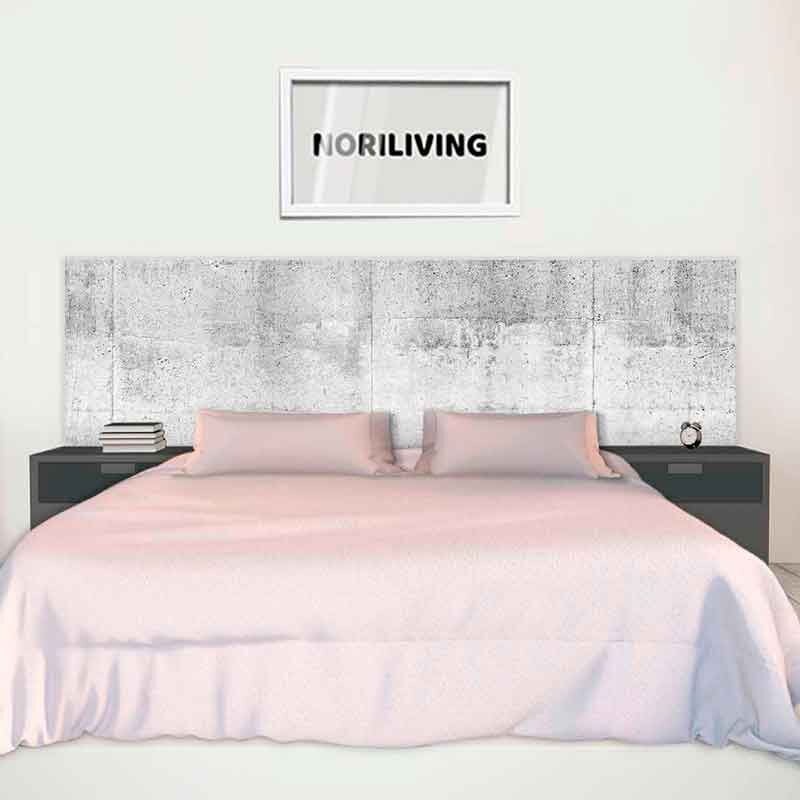 Schlafzimmer mit Doppelbett, Beton-Optik-Kopfteil, rosa Bettdecke und Nachttischen