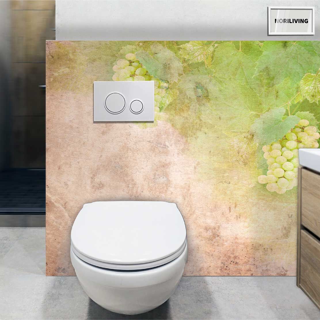 im WC eingebaute Toilettenrückwand mit Motiv Weintrauben vor beiger Fassade 298