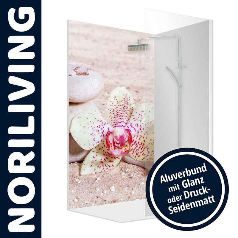 Dekorative Duschwand mit Orchideen-Motiv aus Alu-Verbund, erhältlich in Glanz oder Seidenmatt von Noriliving.