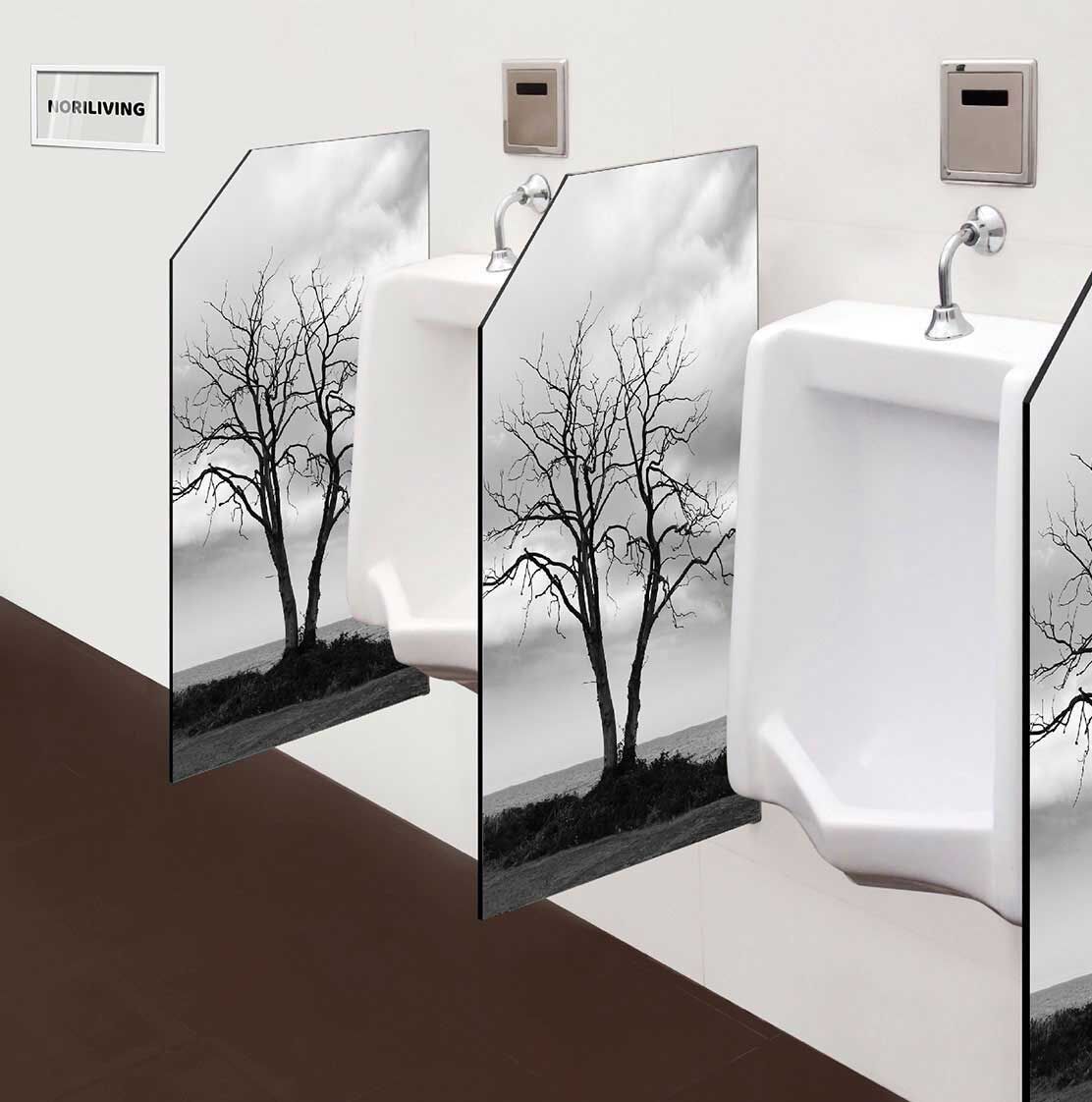 in der Toilette eingebaute Schamwand mit Motiv Baum und See 385 schwarz-weiß