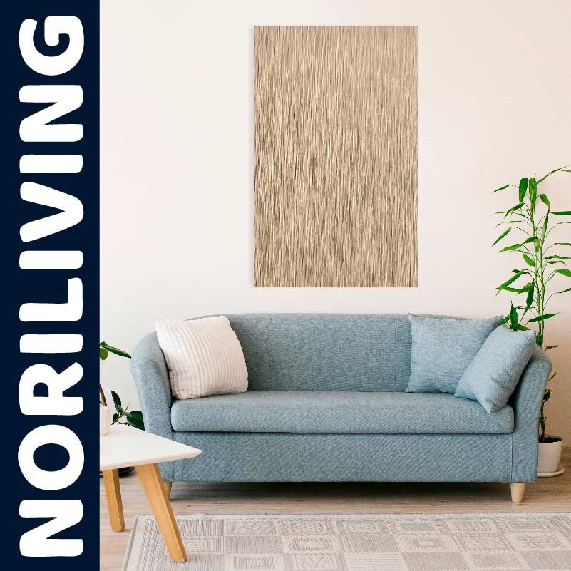 Moderne Wohnzimmerdekoration mit blauer Couch Ein stilvolles Wohnzimmer mit blauer Couch, Kissen und Pflanzen
