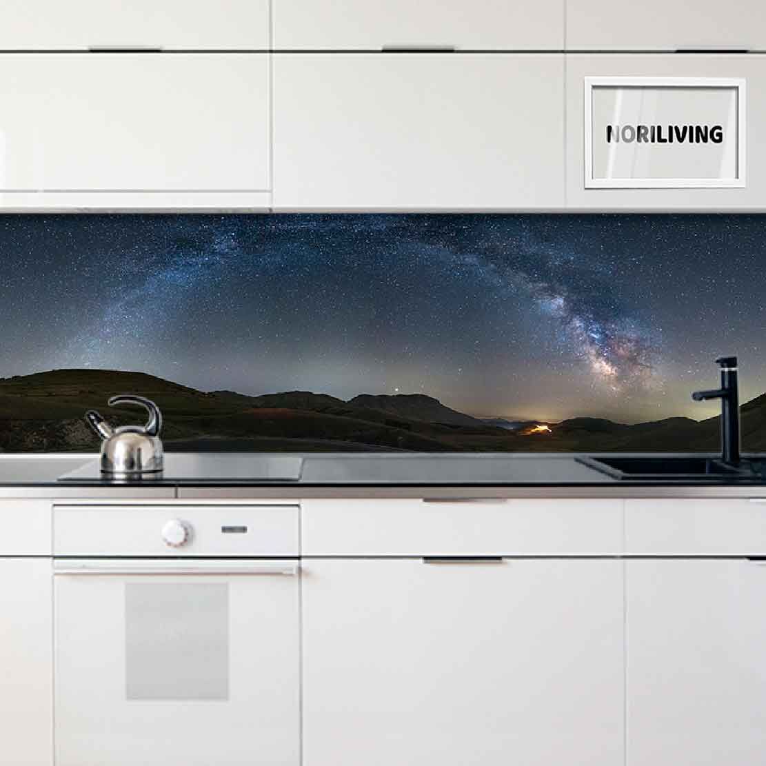 in der Küche eingebaute Küchenrückwand mit Motiv Milchstraßenbogen und Sterne am Nachthimmel über den Alpen 261