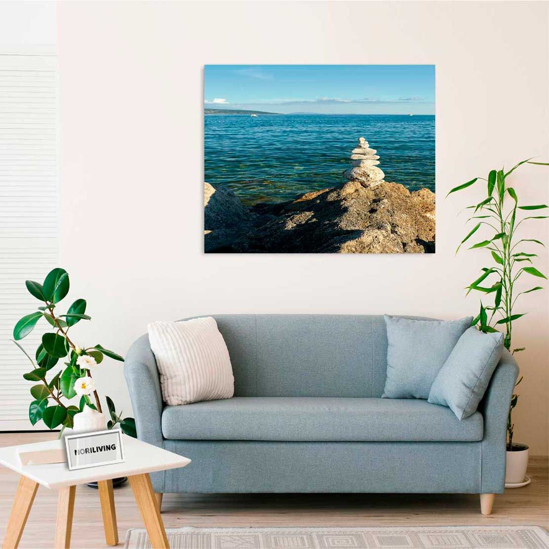 Wandbild über dem Sofa mit Motiv aufgetürmte Steine mit Blick auf die Adria nahe der Stadt Krk 348