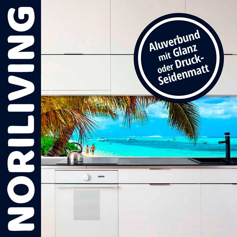 Küchenrückwand aus Aluverbund mit tropischem Strandmotiv, erhältlich in Glanz oder Druck-Seidenmatt, mit Palme im Vordergrund.